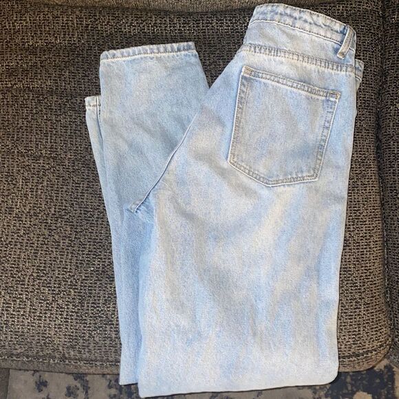 ✨HP✨PRETTYLITTLETHING Light Wash Ripped Mom Jeans✨ - Picture 5 of 9